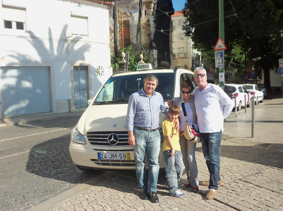 Matias e seu Taxi com Maujor esposa e neto